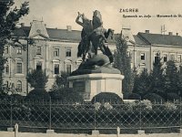 Spomenik 'Sv. Juraj ubija zmaja', rad kipara Antona Dominika Fernkorna, u pozadini Kraljevsko zemaljska obrtna škola (danas ŠPUD i MUO), oko 1908. godine C